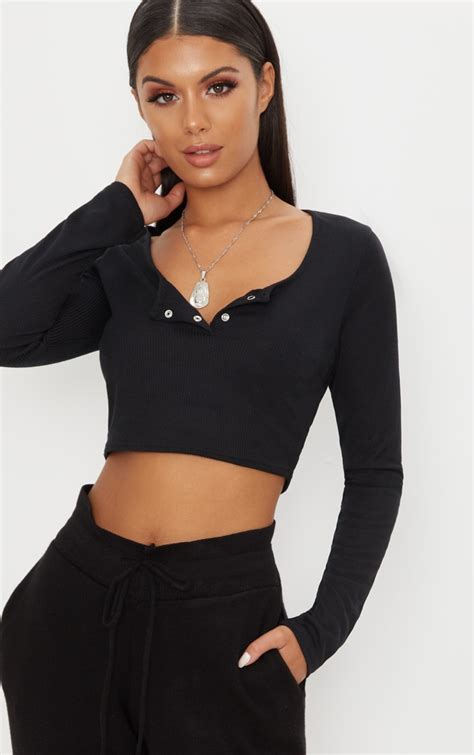 tight long sleeve cropped shirt.